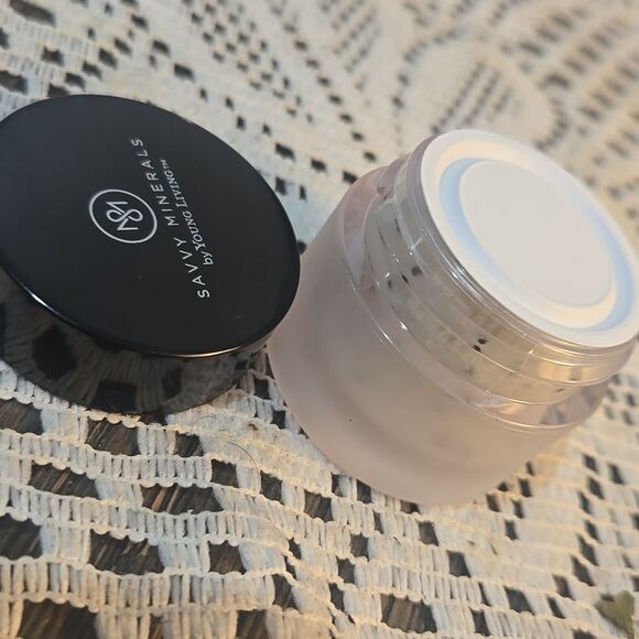 Young Living Savvy Minerals Poppy Seed Lip Scrub - Picture 3 of 3